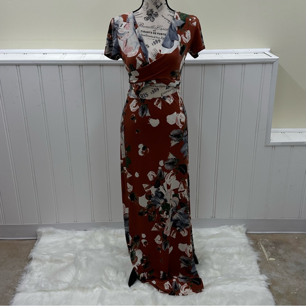 Floral maxi dress with cut out tie in front from Windsor Size Medium